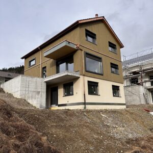 Neubau eines zweistöckigen Hauses auf Hügel