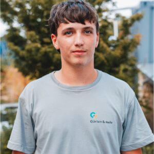 Junger Mann mit Gärten & mehr T-Shirt