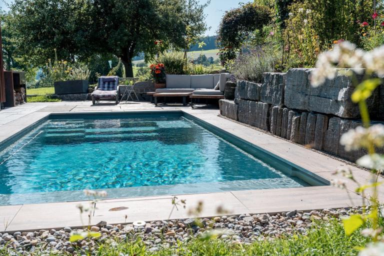Gartenpool mit Terrasse und ländlicher Aussicht