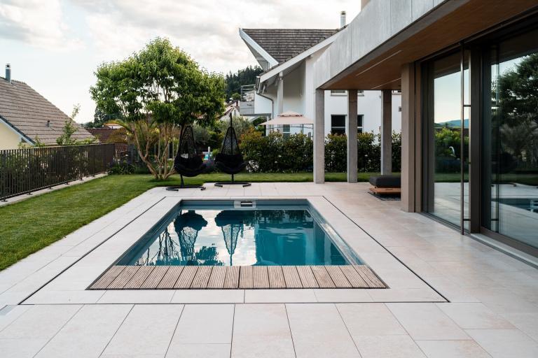 Moderner Innenhof mit kleinem Pool.