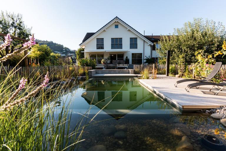 Haus mit Garten und Naturteich