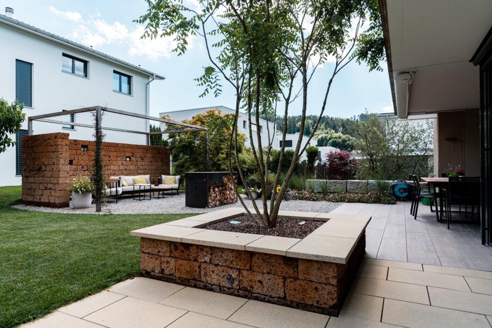 Moderner Garten mit Terrasse und Sitzbereich